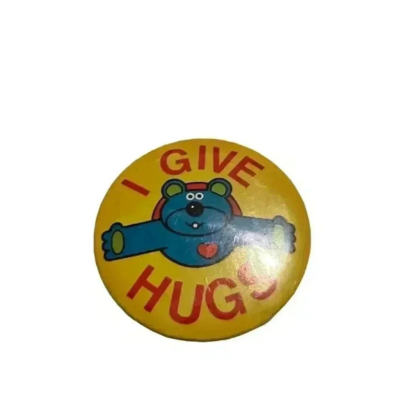 Vintage "I Give Hugs" Teddy Bear Pinback Button Badge - Picture 1 of 2